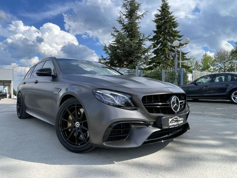 Mercedes-Benz E PERFORMANCE 4-MATIC+
