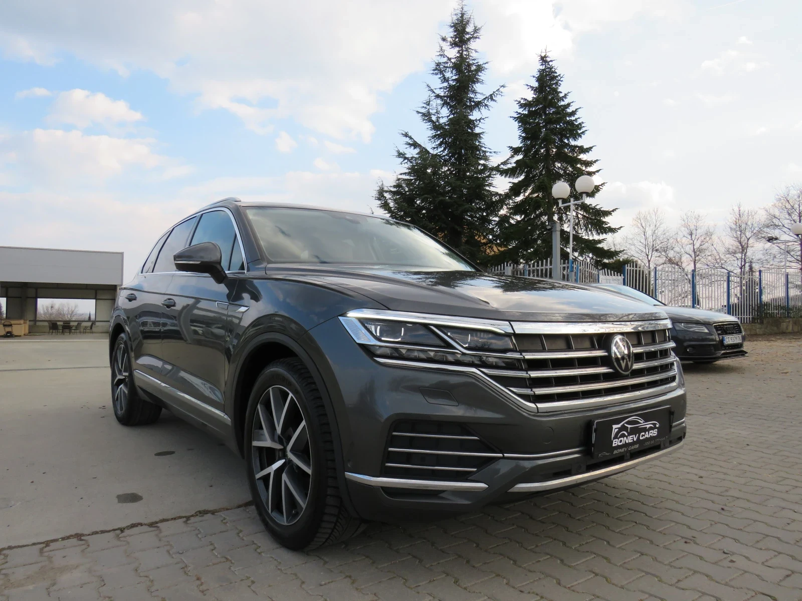 VW Touareg 3.0TDI * R-LINE 360  KEYLESS 4X4 DISTRONIC+ *