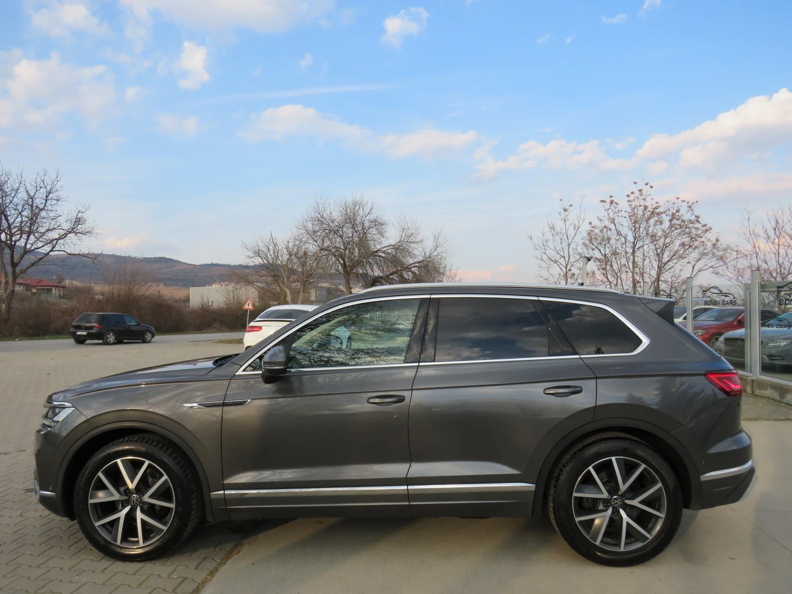 VW Touareg 3.0TDI * R-LINE 360  KEYLESS 4X4 DISTRONIC+ *