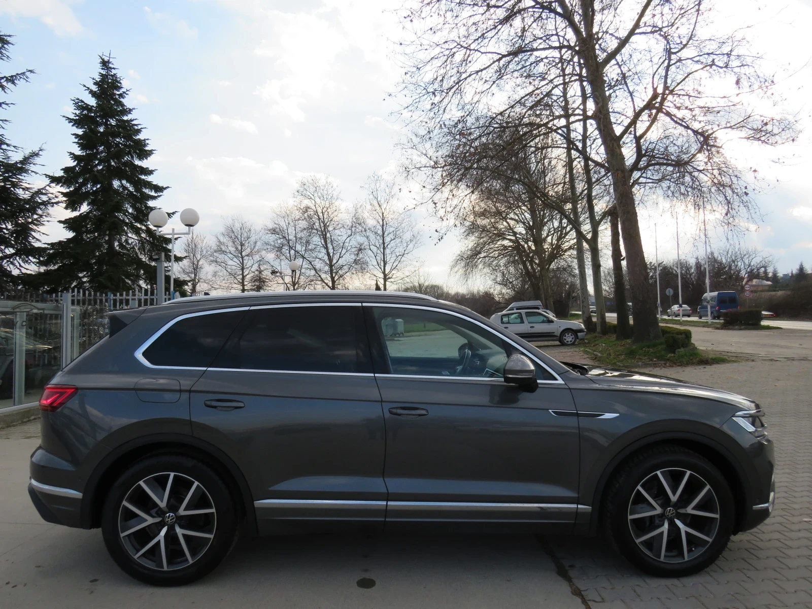VW Touareg 3.0TDI * R-LINE 360  KEYLESS 4X4 DISTRONIC+ *